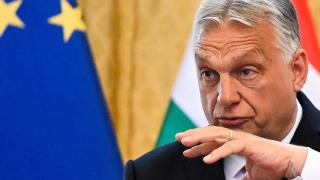 El primer ministro húngaro, Viktor Orbán, gesticula durante una conferencia de prensa con el primer ministro de Eslovaquia, Robert Fico, en Bratislava, Eslovaquia, el 28 de abril de 2025.