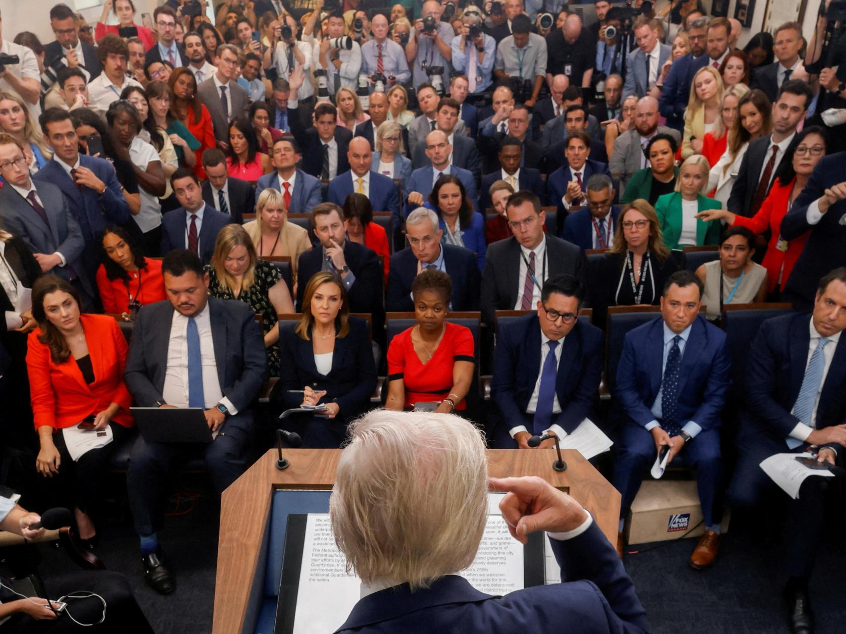 Trump habla con la prensa sobre el envío de agentes federales a Washington para reforzar la policía local, en la Casa Blanca, el 11 de agosto de 2025.