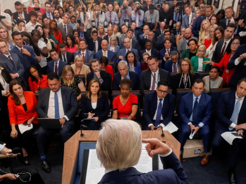 Trump habla con la prensa sobre el envío de agentes federales a Washington para reforzar la policía local, en la Casa Blanca, el 11 de agosto de 2025.