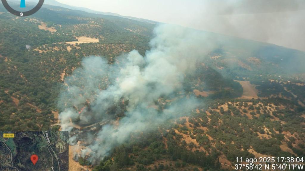 Un incendio obliga a desalojar a 200 personas en una zona de cascadas de la sierra de Sevilla