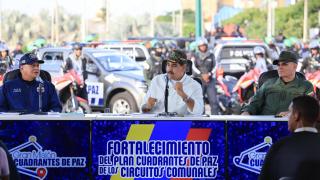 Nicolás Maduro (c), el ministro de Relaciones Interiores, Justicia y Paz, Diosdado Cabello (i), y el ministro de la Defensa, Vladimir Padrino López, durante un acto de gobierno, en La Guaira.