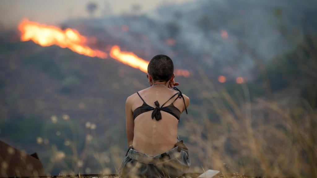Una joven observa el incendio de la isla griega de Quíos.