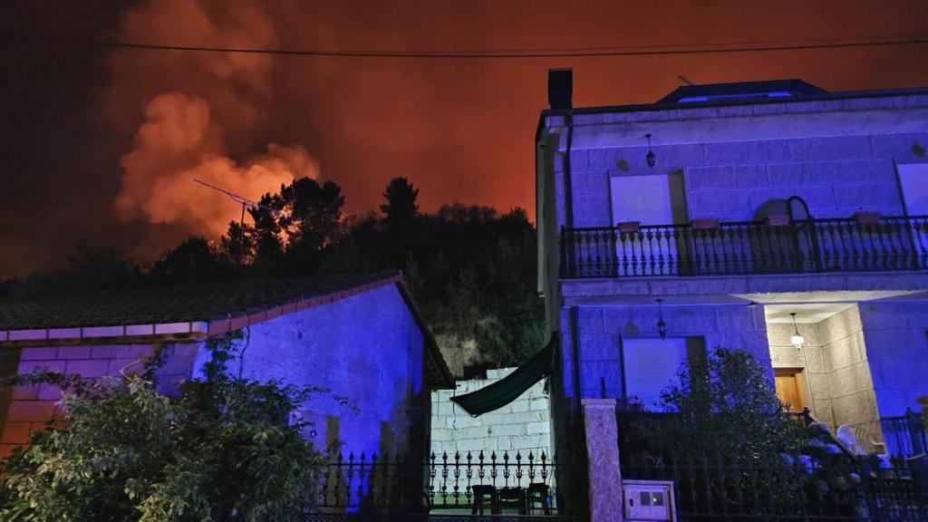 Imagen de una de las viviendas cercada por el fuego en Ourense.