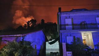 Imagen de una de las viviendas cercada por el fuego en Ourense.