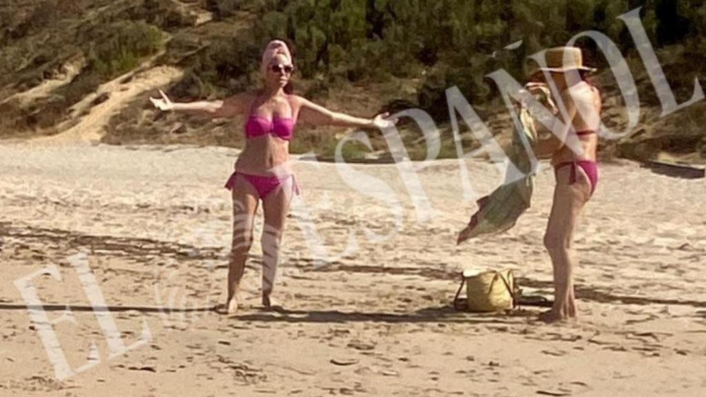 Paloma San Basilio con una amiga en las playas de Cádiz.