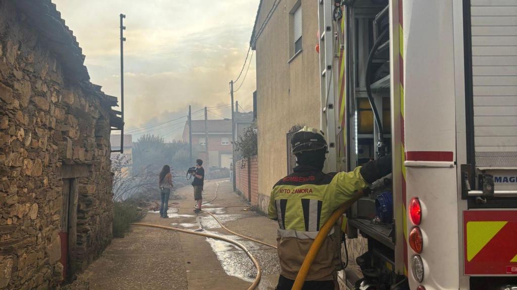 Los Bomberos de Zamora participando en la extinción de las llamas en Abejera de Tábara
