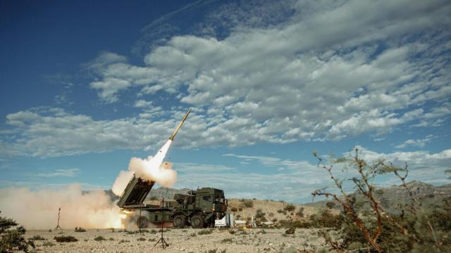 Primer disparo real del sistema de artillería GMARS