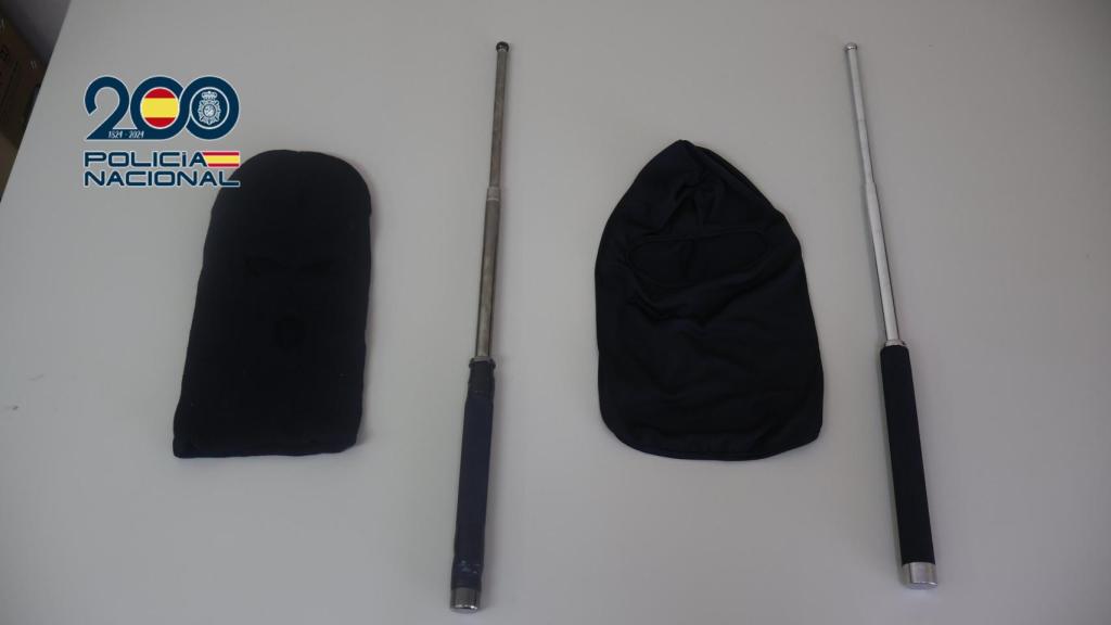 Los detenidos utilizaron pasamontañas para ocultar sus rostros y defensas extensibles.