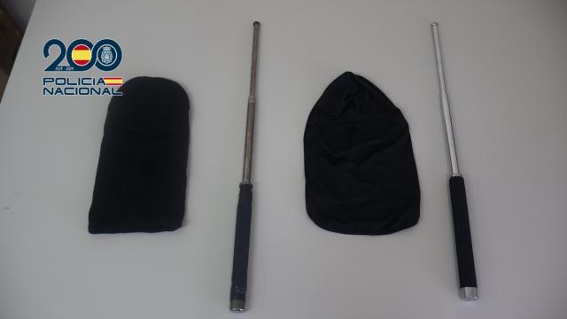 Los detenidos utilizaron pasamontañas para ocultar sus rostros y defensas extensibles.