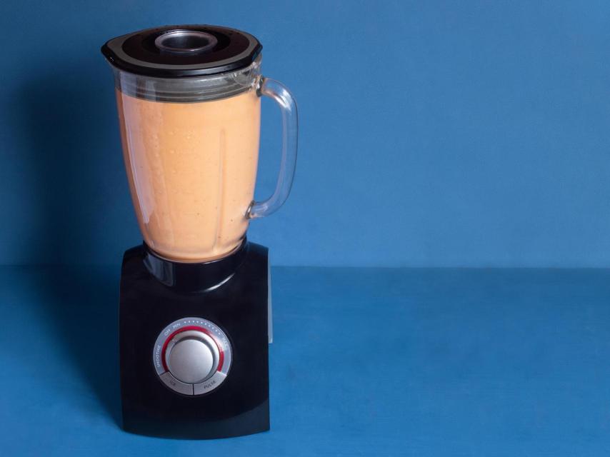 Una batidora con gazpacho.