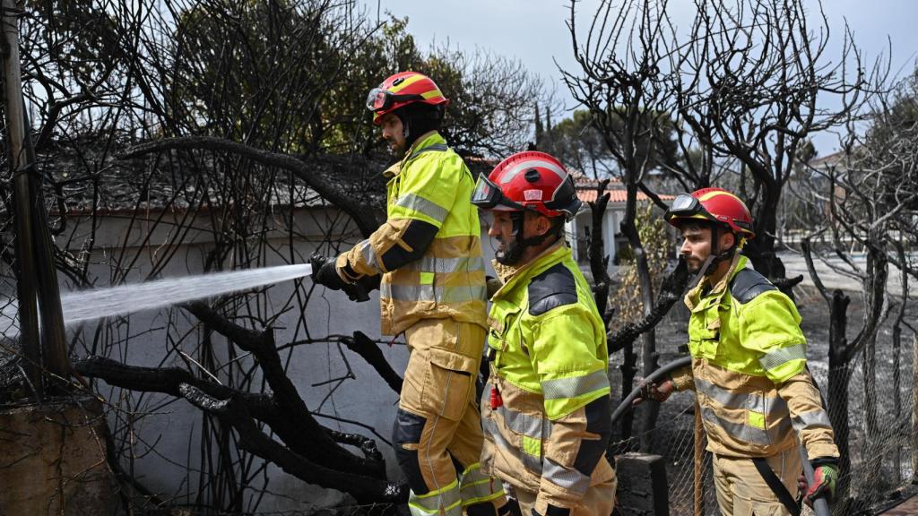 Bomberos trabajan en el incendio de Tres Cantos.