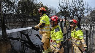 Bomberos trabajan en el incendio de Tres Cantos.