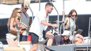 Chris Hemsworth, con Rita Ora en su celebración de Ibiza.