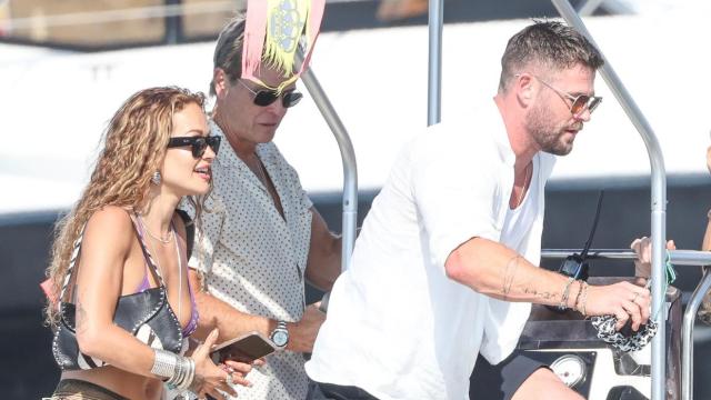 Chris Hemsworth, con Rita Ora en su celebración de Ibiza.