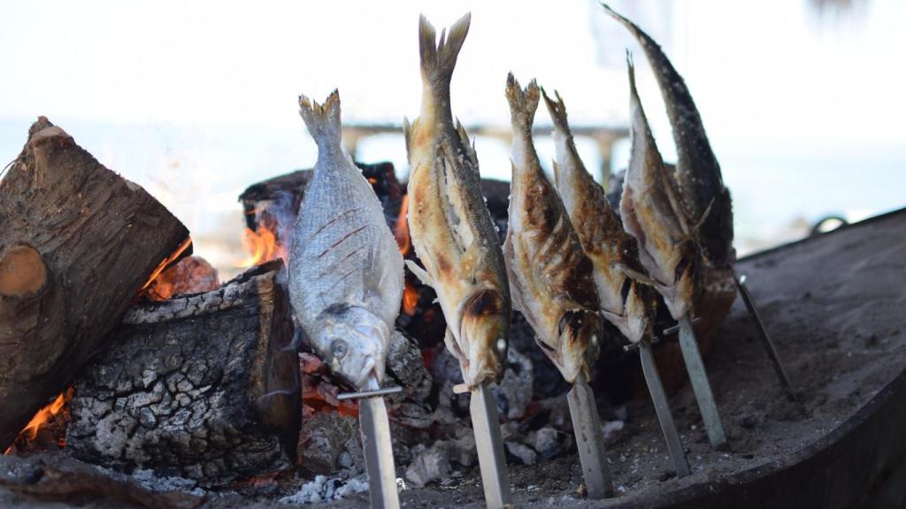 Unos espetos del Chiringuito Larry.