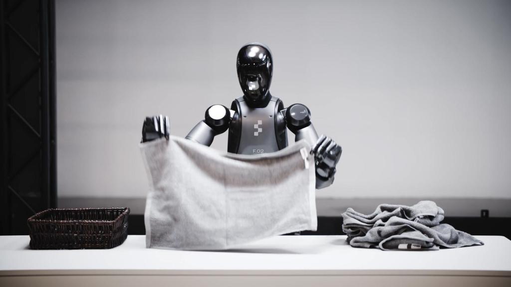 Robot Figure 02 doblando ropa.