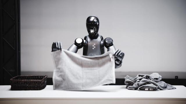 Robot Figure 02 doblando ropa.