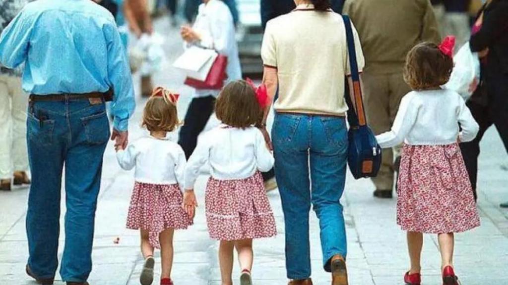 Imagen de archivo de una familia numerosa.