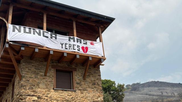 Casa de Raquel en Yeres (León) con la pancarta