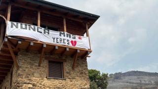 Casa de Raquel en Yeres (León) con la pancarta