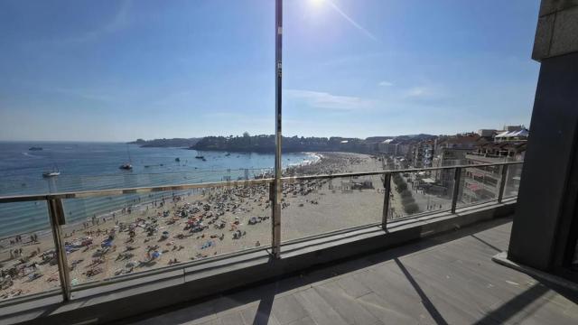 Vistas a la playa desde la terraza del ático de lujo más visitado de Galicia