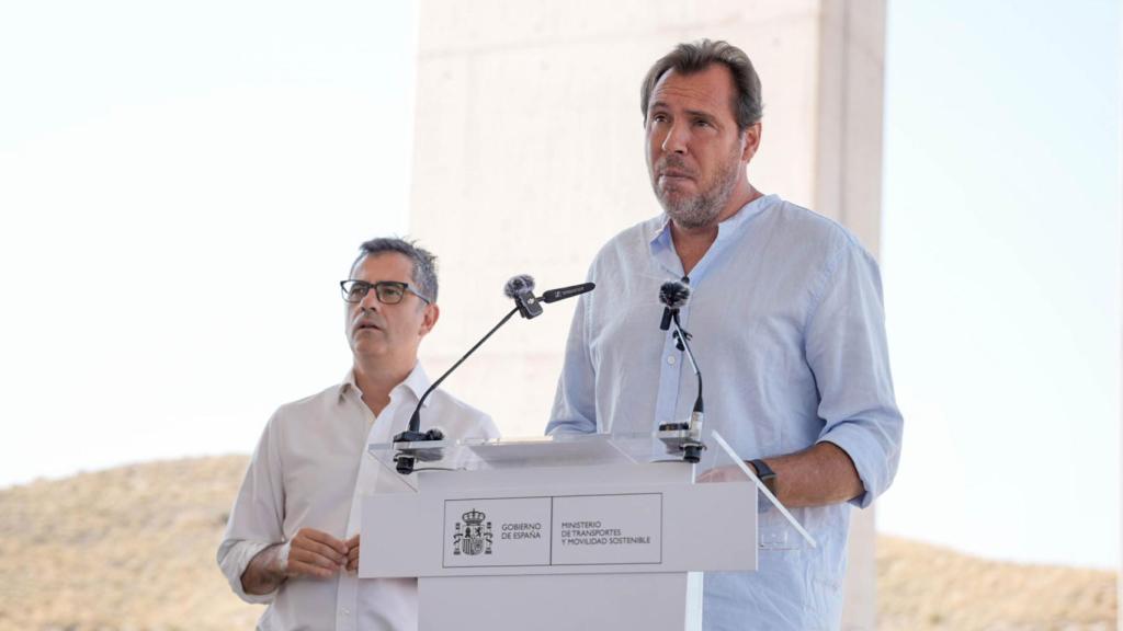 El ministro de Presidencia, Félix Bolaños (izq), junto al de Transportes, Óscar Puente, en una rueda de prensa este miércoles.