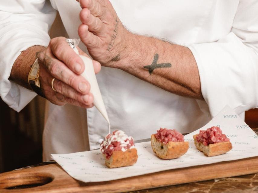 Aurelio Morales termina uno de sus platos en Mena.
