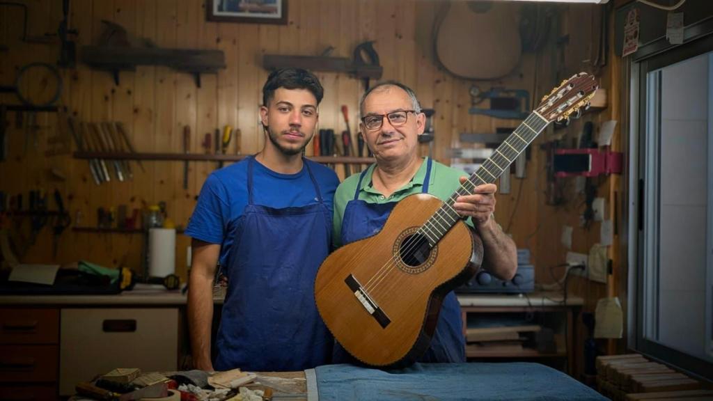 Padre e hijo en la zona del taller de Guitarras Maldonado.