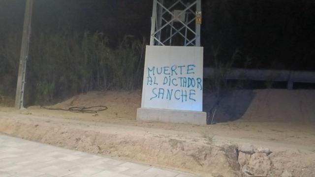 Una pintada en Alcañiz con la frase Muerte al dictador Sanche.