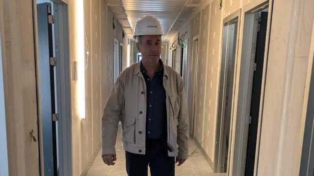 El alcalde de Bargas, Marco Antonio Pérez Pleite, durante una visita a las obras del futuro Centro de Salud municipal.