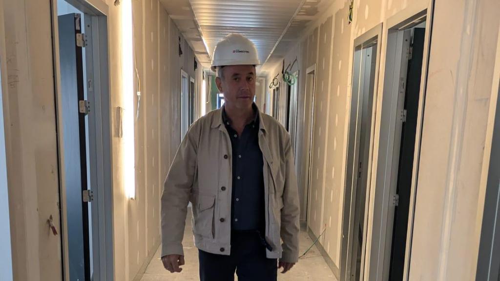 El alcalde de Bargas, Marco Antonio Pérez Pleite, durante una visita a las obras del futuro Centro de Salud municipal.
