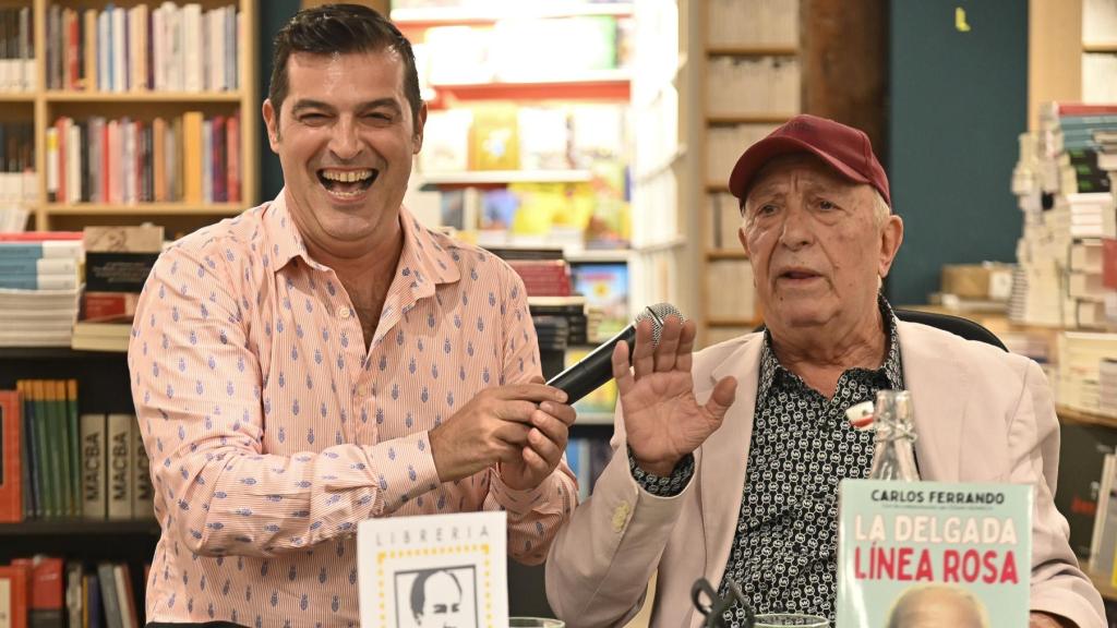 César Heinrich y Carlos Ferrando, en la presentación de su libro, 'La delgada línea rosa'.