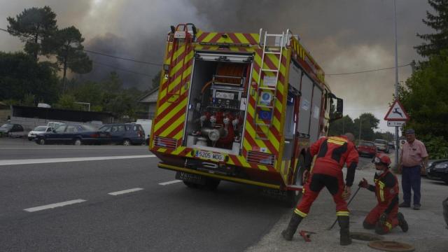 Varios servicios de emergencia trabajan en la extinción del fuego en Seixalbo.