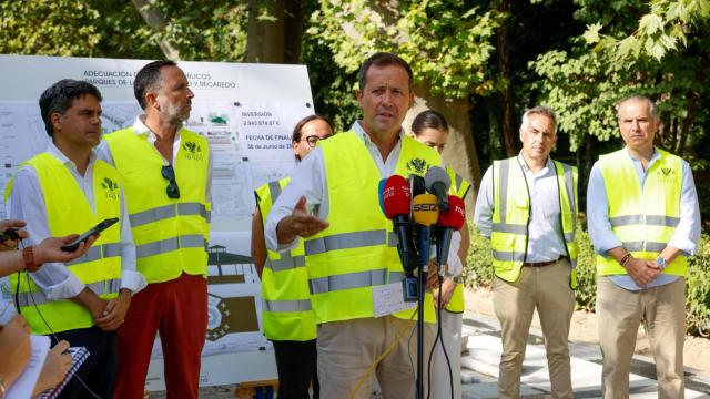 El alcalde de Toledo, Carlos Velázquez, visita las obras de remodelación del paseo de la Vega.