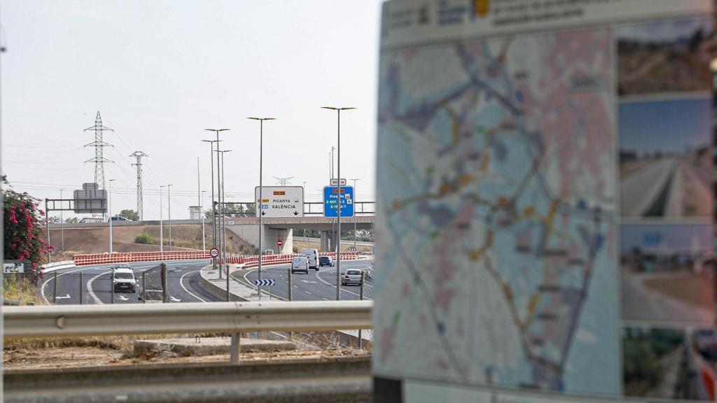Reapertura de la carretera CV-33, dañada durante las inundaciones que causó la dana entre Torrent, Picanya y la V-31. Efe / Manuel Bruque
