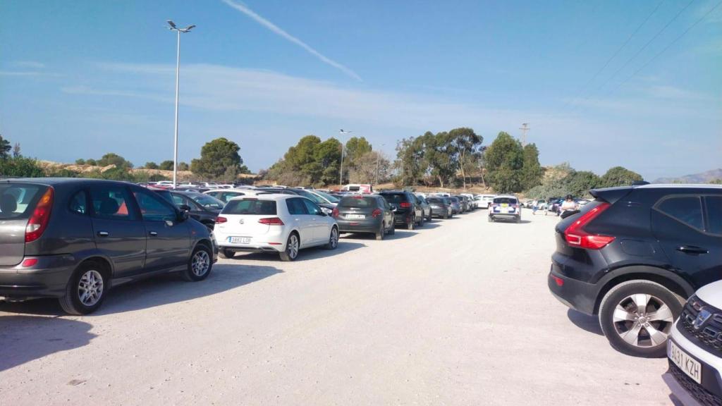 Ronda de una coche de la Policía Local de Villajoyosa en el parking del hospital.