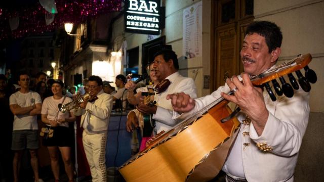 Los mariachis Charros de Jalisco en la entrada de la coctelería Mezcaloteca Corazón de Agave, en las fiestas del pasado año.