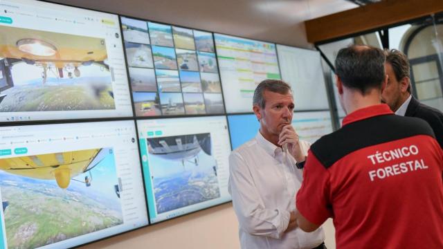 El presidente de la Xunta, Alfonso Rueda, visita el Centro de Coordinación Central de incendios
