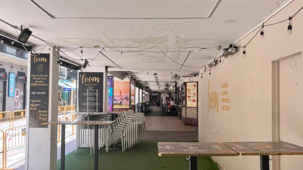 Terraza vacía del bar Loom.