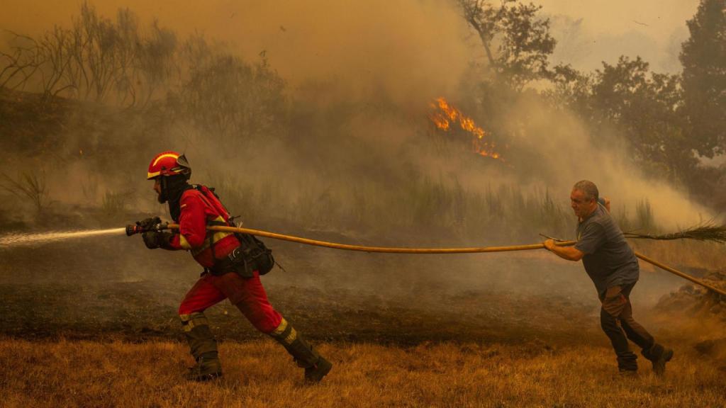 Un efectivo de la UME en la localidad de A Espasa, durante el incendio que permanece activo en Chandrexa de Queixa (Ourense).