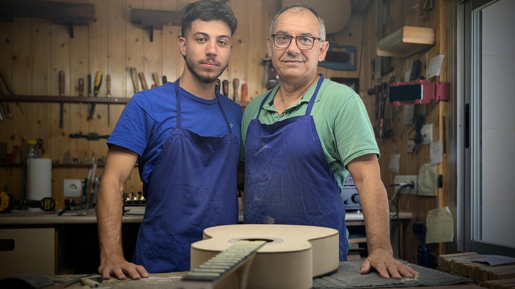 Padre e hijo, en el taller.