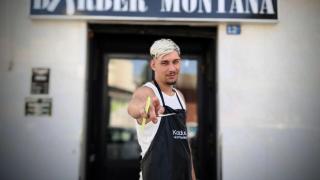 Una fotografía de Montana en la puerta de su peluquería.