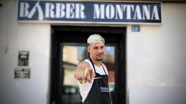 Una fotografía de Montana en la puerta de su peluquería.