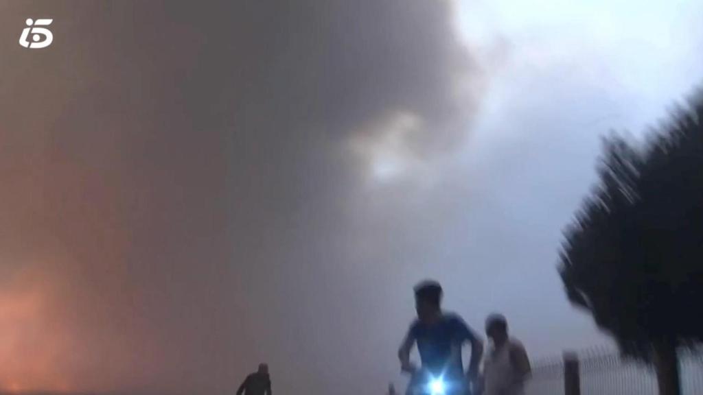 El equipo de 'Informativos Telecinco' huyendo de las llamas en La Bañeza (León).