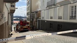 Los bomberos extinguen un edificio en ruinas ubicado en la calle Arce de Ferrol.