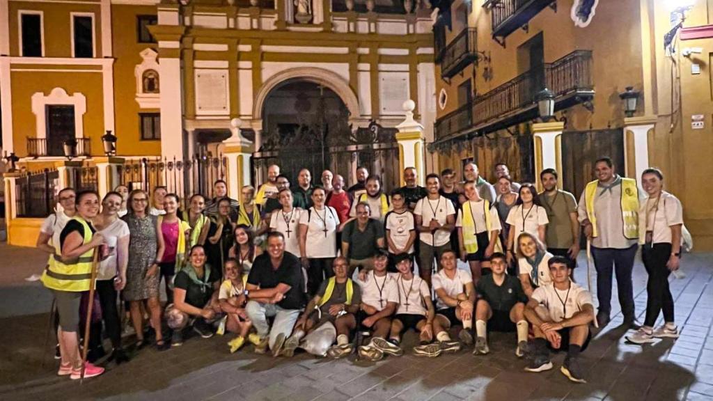 Imagen de los peregrinos de la hermandad de la Vera Cruz de Brenes a su llegada a la Macarena.