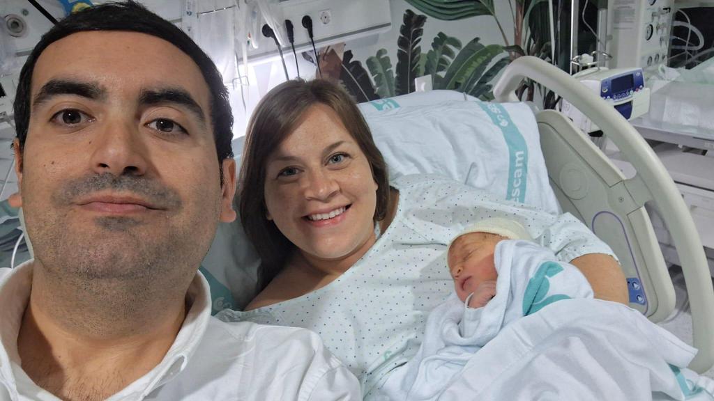 Álvaro y Briana junto a la pequeña Grace.