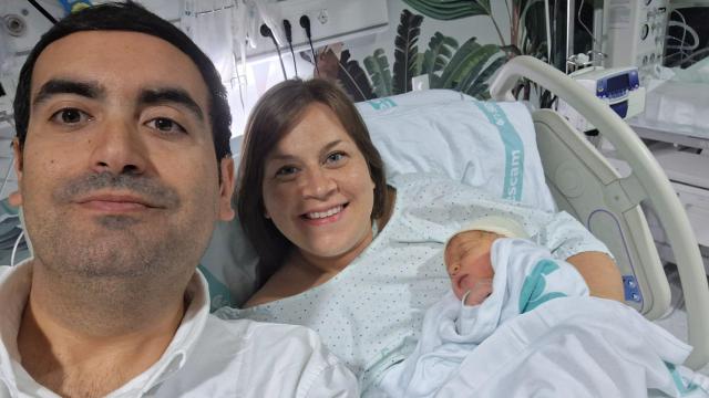 Álvaro y Briana junto a la pequeña Grace.