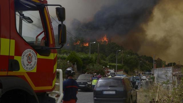Varios servicios de emergencia trabajan en la extinción del fuego en Ourense