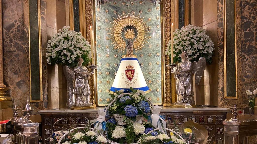 La Virgen del Pilar con el manto zaragocista.